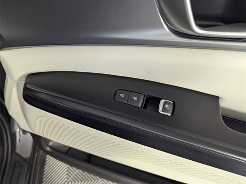 Used 2022 Kia Carnival LX image 33