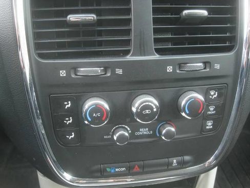 Used 2016 Dodge Grand Caravan SXT FWD image 32