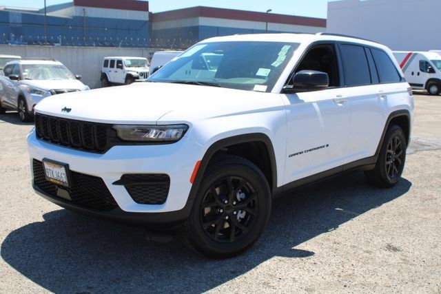 Used 2025 Jeep Grand Cherokee Altitude RWD image 11