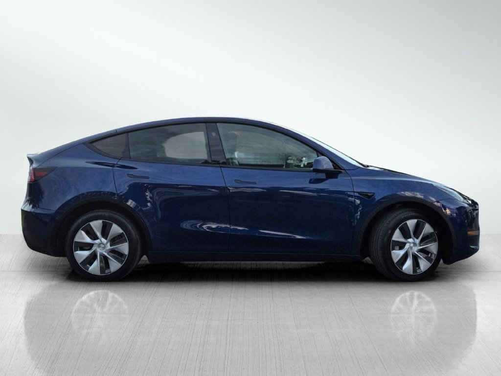 Used 2024 Tesla Model Y Long Range AWD/4WD image 3