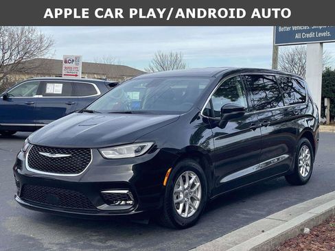 Used 2023 Chrysler Pacifica Touring-L image 3