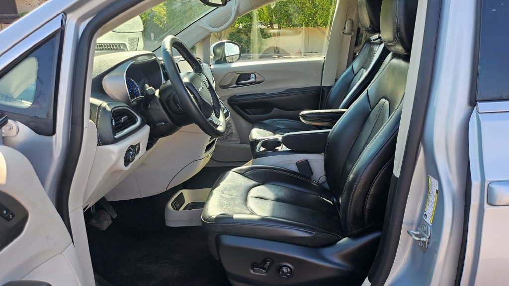 Used 2023 Chrysler Pacifica Touring-L FWD image 30