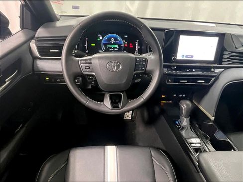 Used 2025 Toyota Camry SE image 17