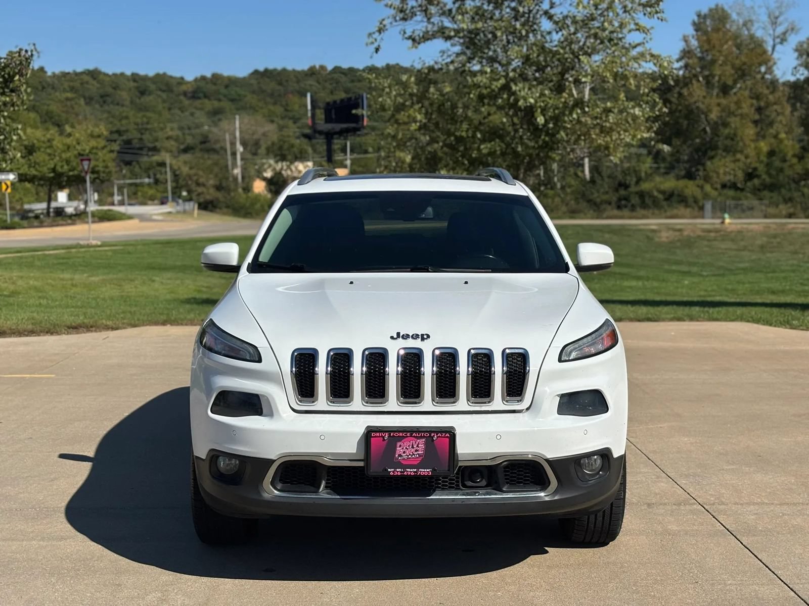 Used 2018 Jeep Cherokee Limited w/ Technology Group AWD/4WD image 2