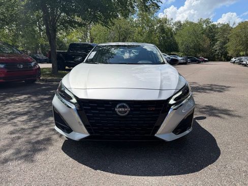 Used 2024 Nissan Altima 2.5 SR FWD image 2