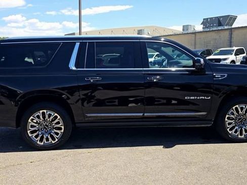 Used 2023 GMC Yukon XL Denali Ultimate AWD/4WD image 9