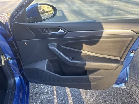 Used 2024 Volkswagen Jetta SE image 19