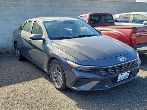 Used 2024 Hyundai Elantra SEL FWD image 2