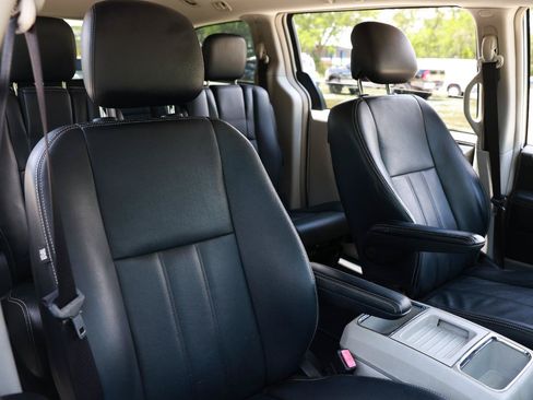 Used 2013 Chrysler Town & Country Touring FWD image 18