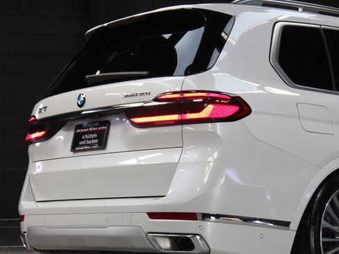 Used 2025 BMW X7 xDrive40i AWD/4WD image 14