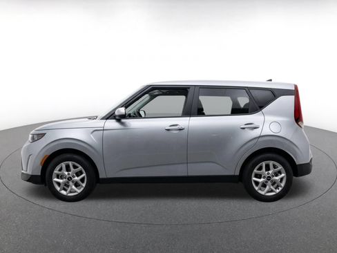 Used 2025 Kia Soul LX w/ LX Technology Package FWD image 4