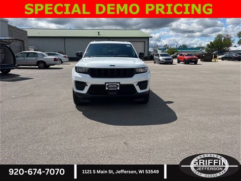 New 2025 Jeep Grand Cherokee Altitude image 4