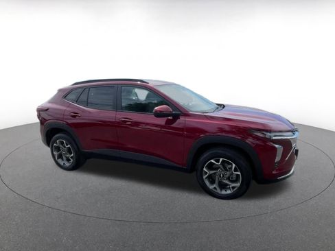 Used 2025 Chevrolet Trax LT w/ LT Convenience Package image 2