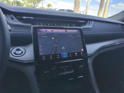 Used 2024 Jeep Grand Cherokee Overland AWD/4WD image 12