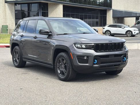 Used 2025 Jeep Grand Cherokee Trailhawk image 8