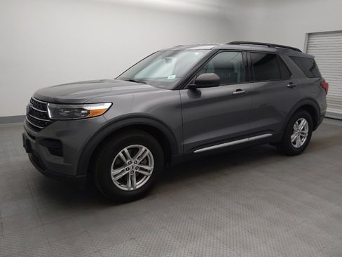 Used 2021 Ford Explorer XLT RWD image 2