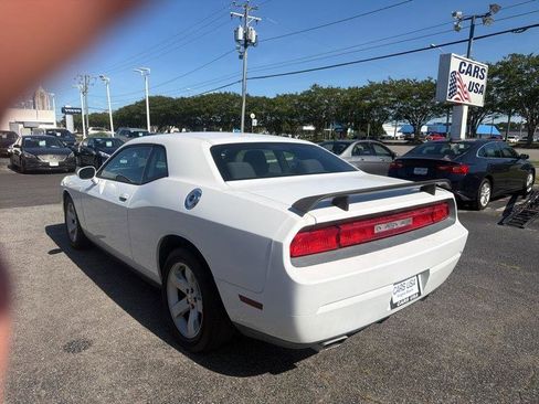 Used 2014 Dodge Challenger SXT RWD image 7