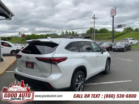 Used 2023 Toyota Highlander XLE AWD/4WD image 5