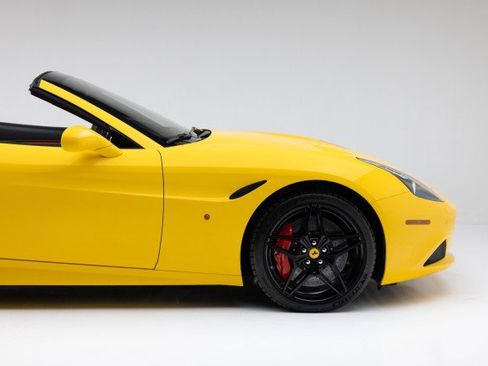 Used 2016 Ferrari California T image 39