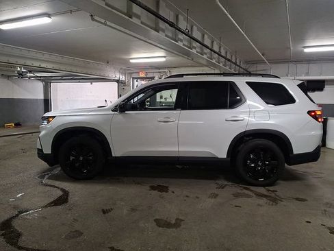 Used 2025 Honda Pilot Black Edition image 7