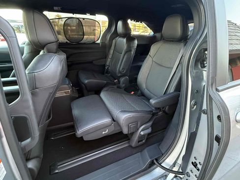 Used 2025 Toyota Sienna Platinum image 59