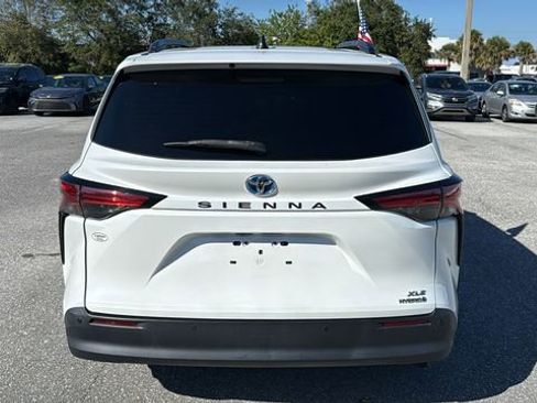 Used 2022 Toyota Sienna XLE image 6