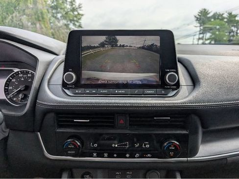 Used 2024 Nissan Rogue SV FWD image 25