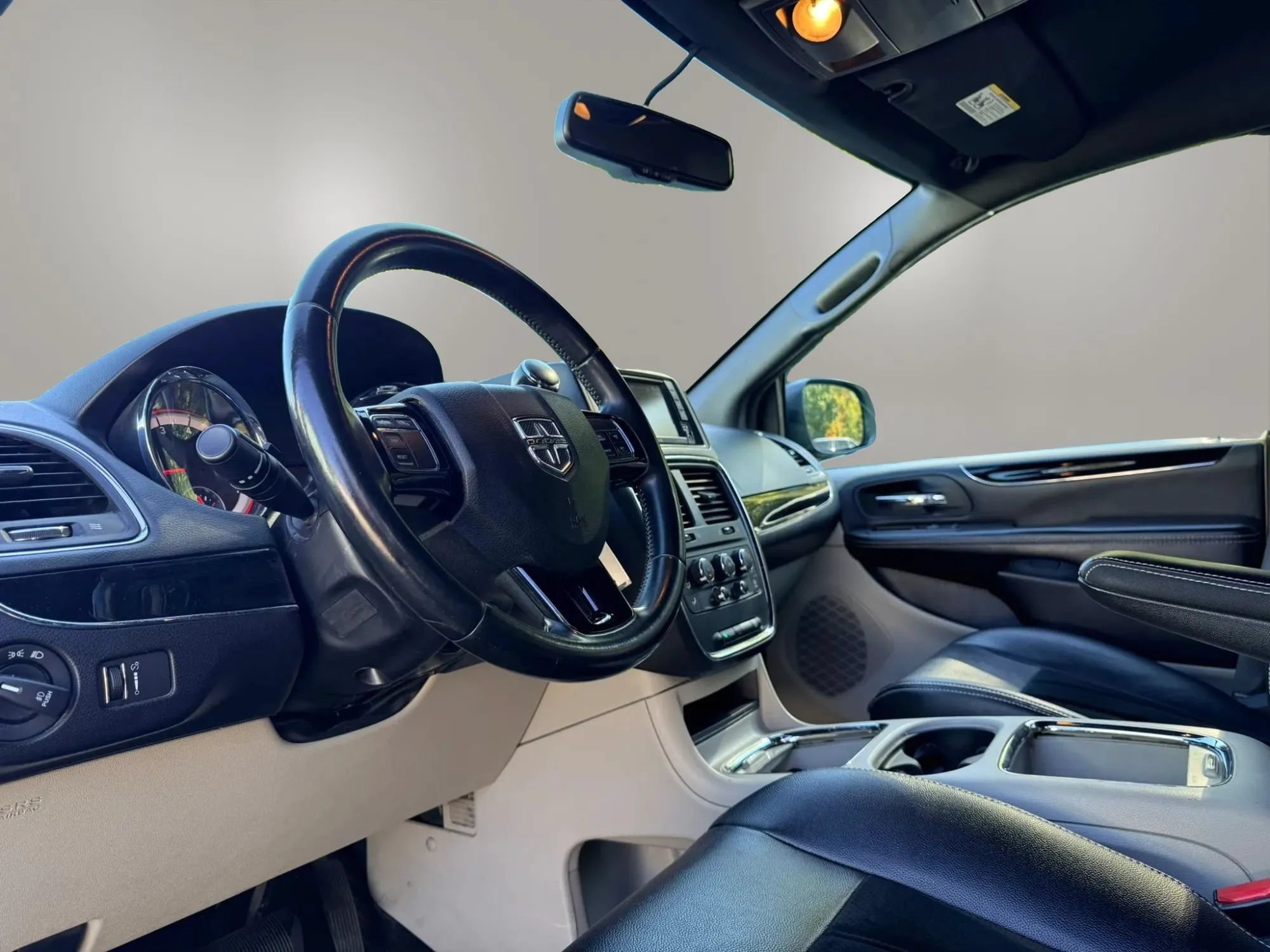 Used 2017 Dodge Grand Caravan SXT FWD image 9