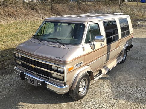 Used 1994 Chevrolet G20 image 1