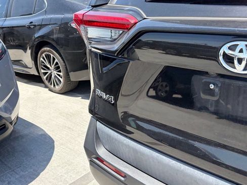 Used 2019 Toyota RAV4 XLE w/ Carpet Mat Package FWD image 5