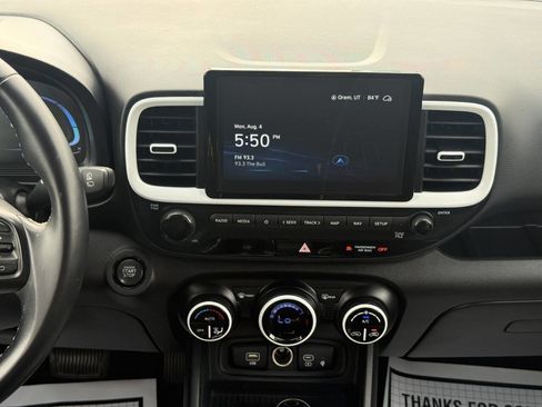 Used 2023 Hyundai Venue Limited image 11