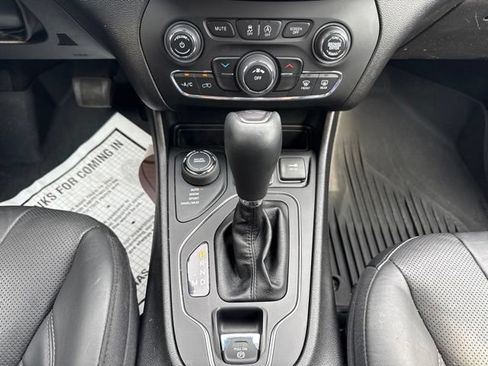 Used 2021 Jeep Cherokee Latitude Lux w/ Mopar Interior Package AWD/4WD image 15