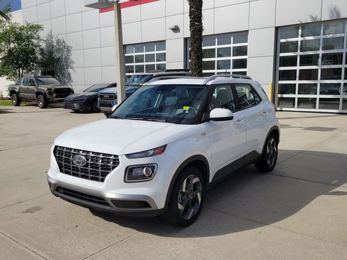 Used 2024 Hyundai Venue SEL FWD image 1