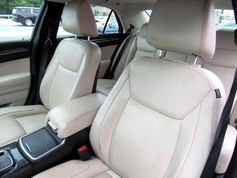 Used 2019 Chrysler 300 Touring L w/ Quick Order Package 22F image 17