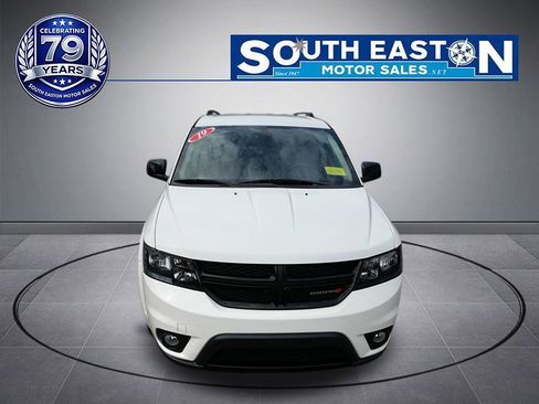 Used 2019 Dodge Journey SE w/ Connectivity Group FWD image 3