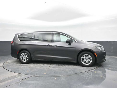 Used 2022 Chrysler Voyager LX image 7