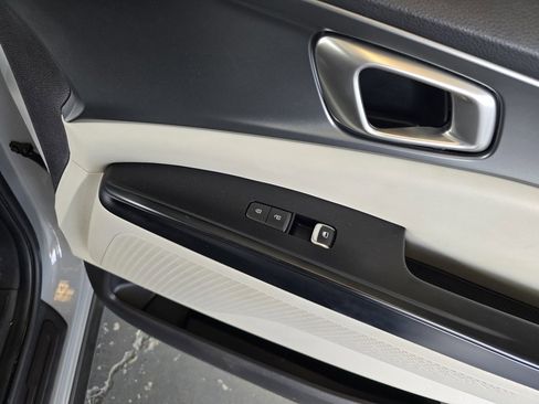 Used 2024 Kia Carnival LX image 27