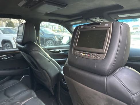 Used 2019 Cadillac Escalade Platinum image 18