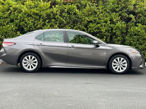 Used 2020 Toyota Camry SE FWD image 3