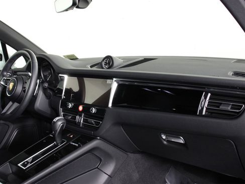 Used 2025 Porsche Macan image 24