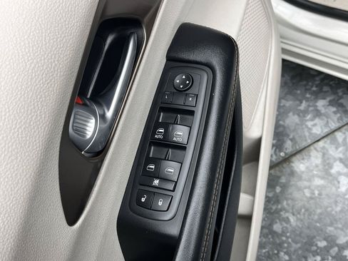 Used 2017 Chrysler Pacifica Touring FWD image 7