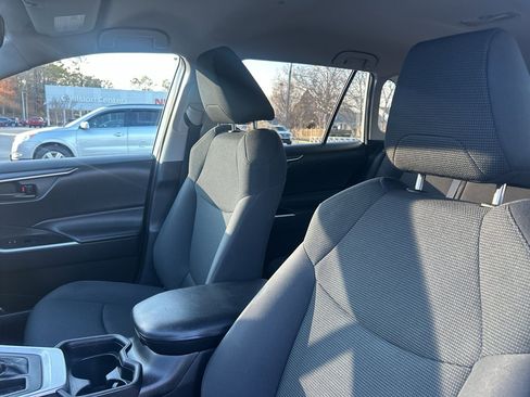 Used 2021 Toyota RAV4 LE image 18