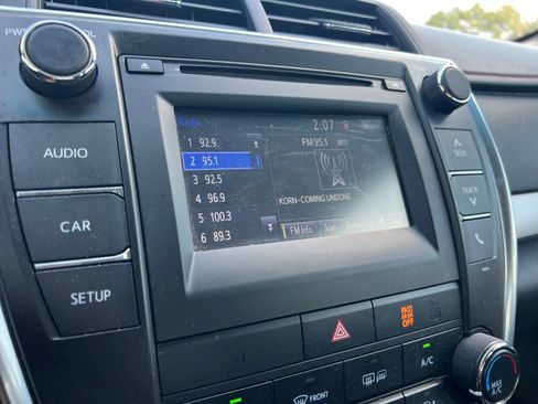 Used 2017 Toyota Camry SE FWD image 9
