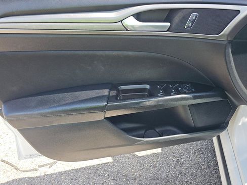 Used 2017 Ford Fusion SE w/ Fusion SE Technology Package FWD image 9