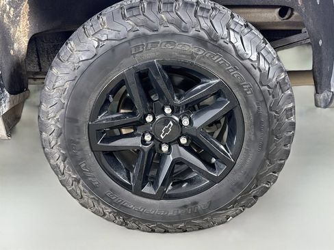 Used 2019 Chevrolet Silverado 1500 LT Trail Boss AWD/4WD image 30