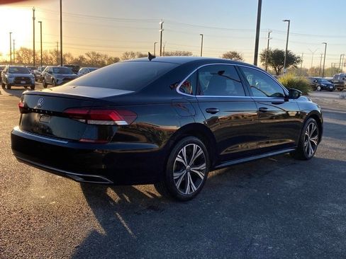 Used 2022 Volkswagen Passat 2.0T SE image 4