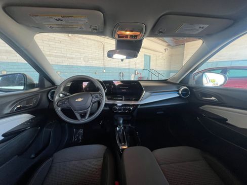 Used 2025 Chevrolet Trax LT FWD image 33