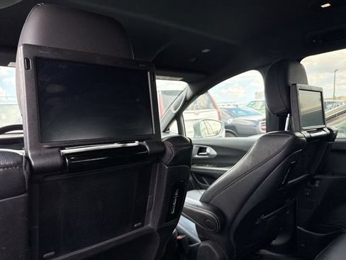 Used 2021 Chrysler Pacifica Touring-L w/ Uconnect Theater Family Group FWD image 16