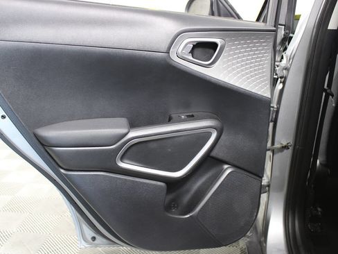 Used 2025 Kia Soul LX w/ LX Technology Package FWD image 17