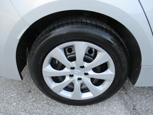 Used 2022 Toyota Corolla LE FWD image 9